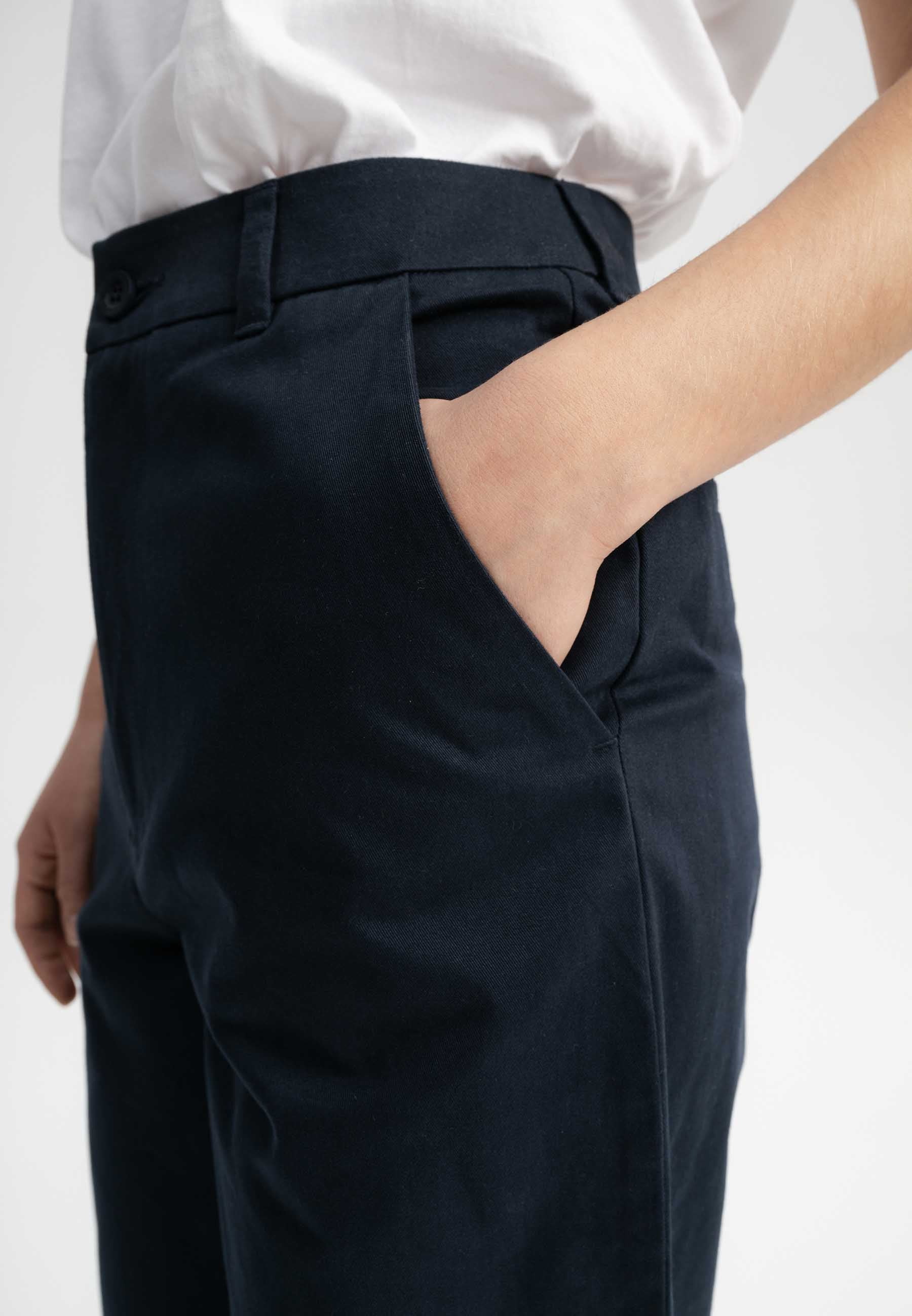 Hose mit hohem Bund und schmal zulaufendem Bein Style JANAKI - Image 11