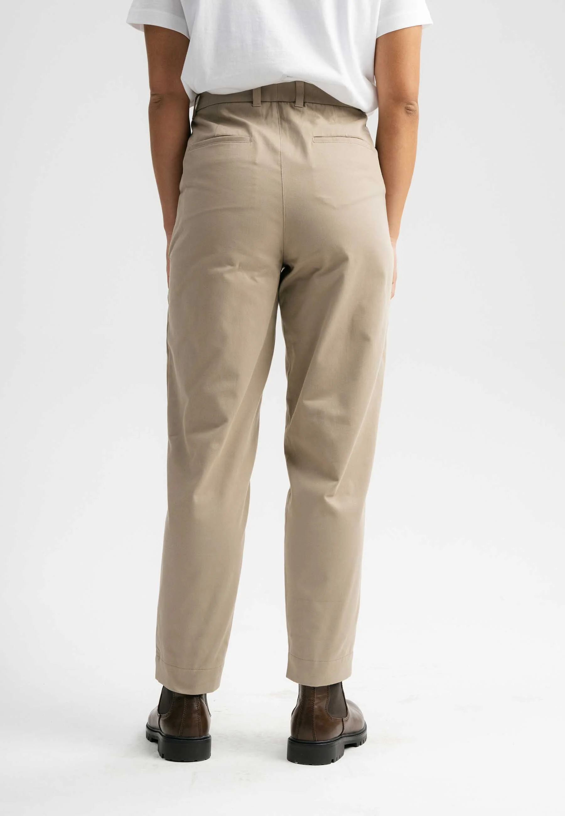 Hose mit hohem Bund und schmal zulaufendem Bein Style JANAKI - Image 15