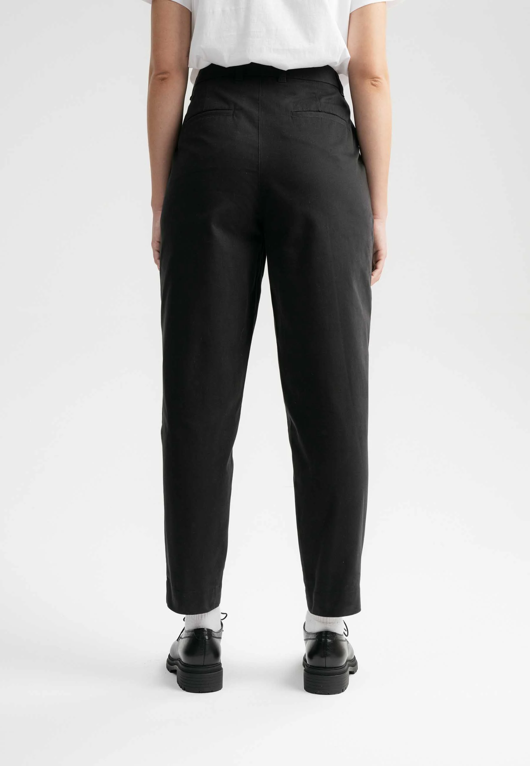 Hose mit hohem Bund und schmal zulaufendem Bein Style JANAKI - Image 3