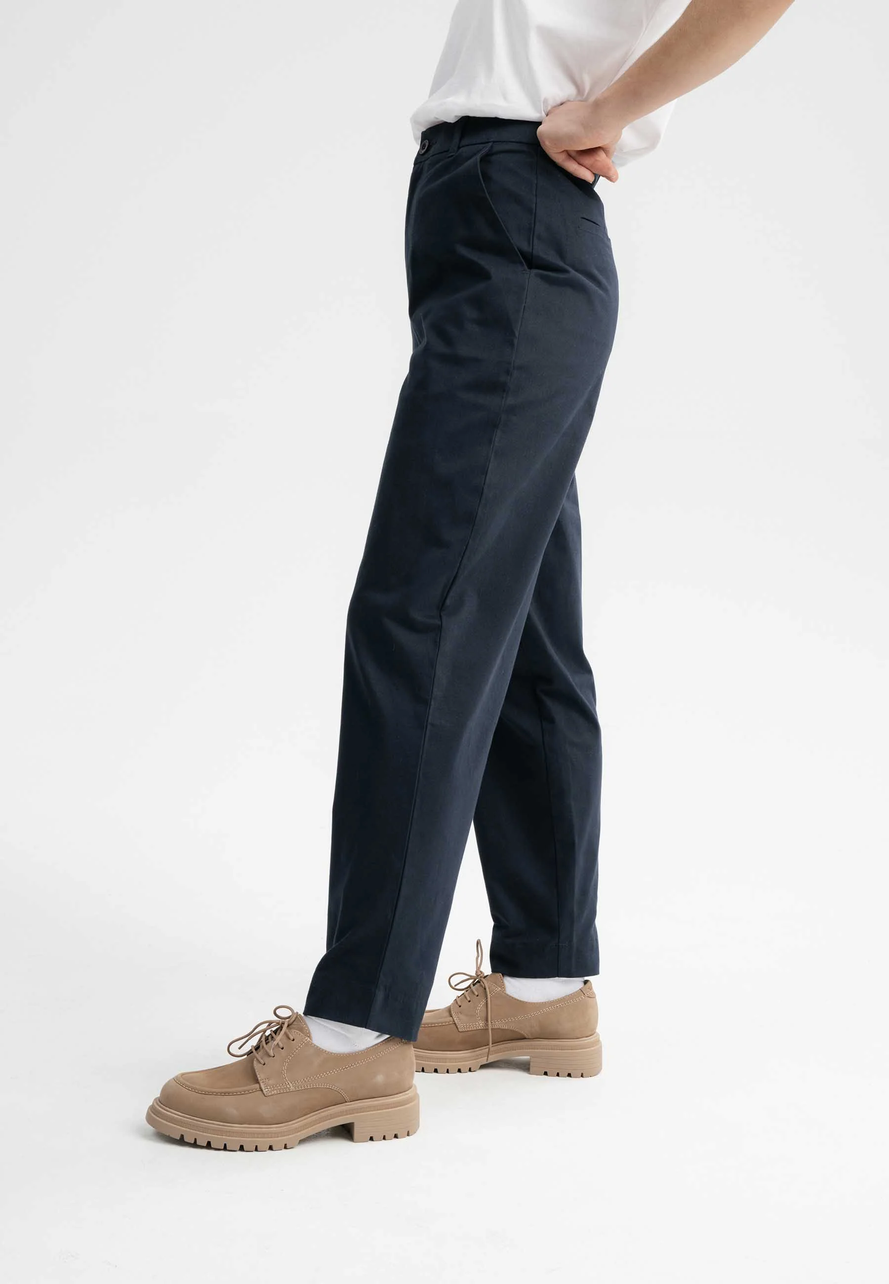 Hose mit hohem Bund und schmal zulaufendem Bein Style JANAKI - Image 8